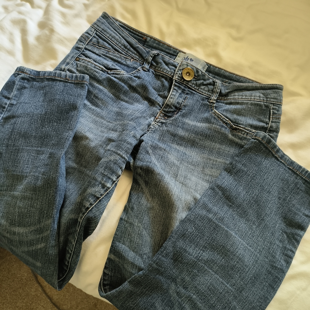 Jolt Blue Ankle Cropped Jeans with Subtle Fading